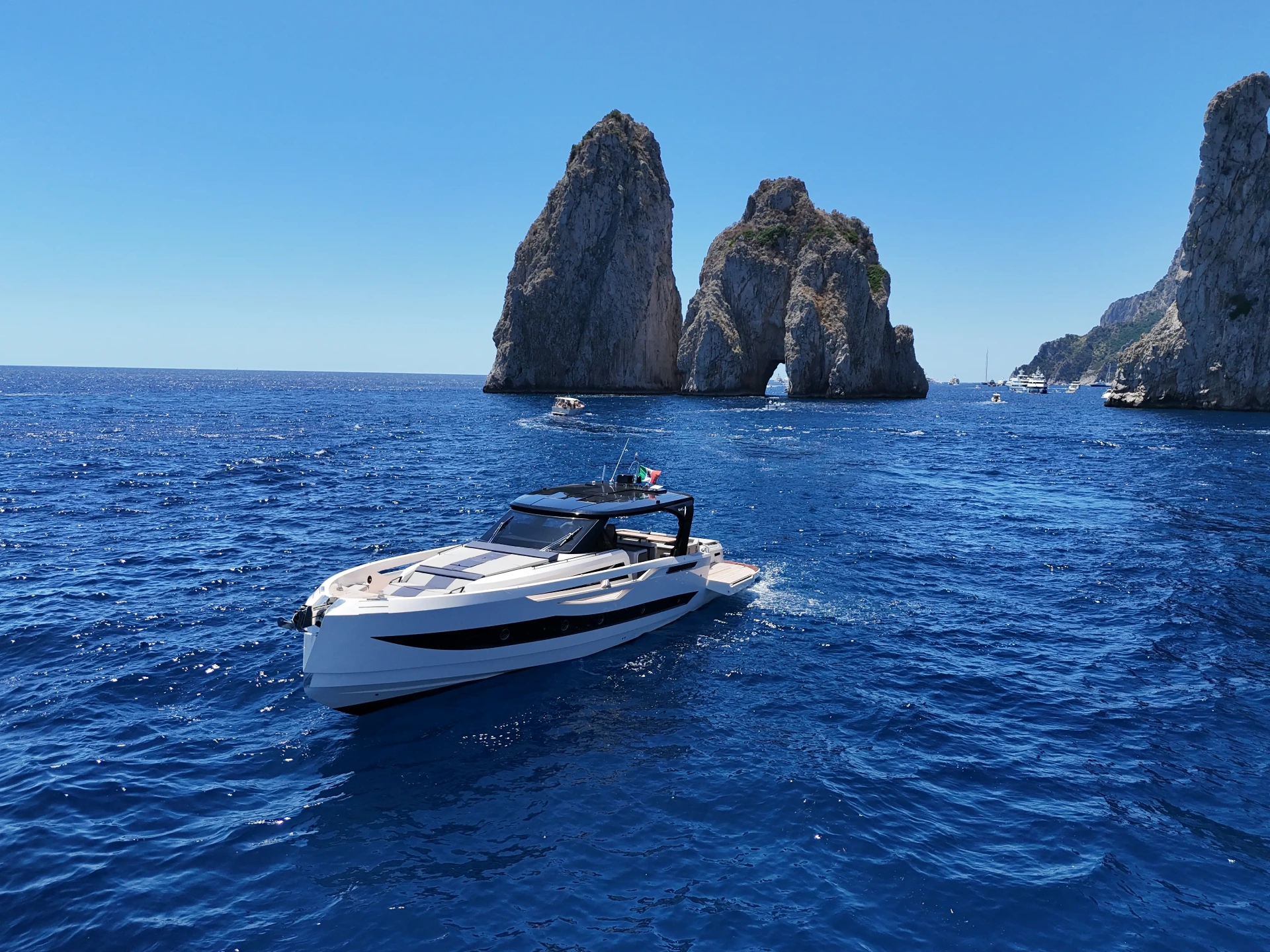 Cayman 540 yacht ai Faraglioni di Capri
