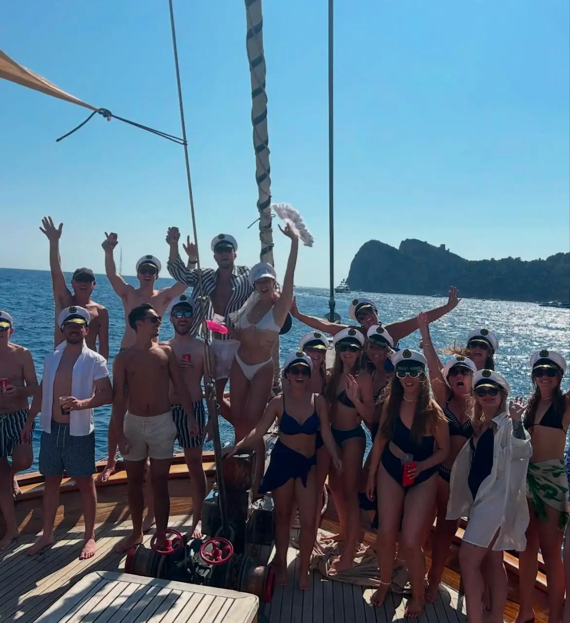 Festa di gruppo a bordo durante il tour in Costiera Amalfitana