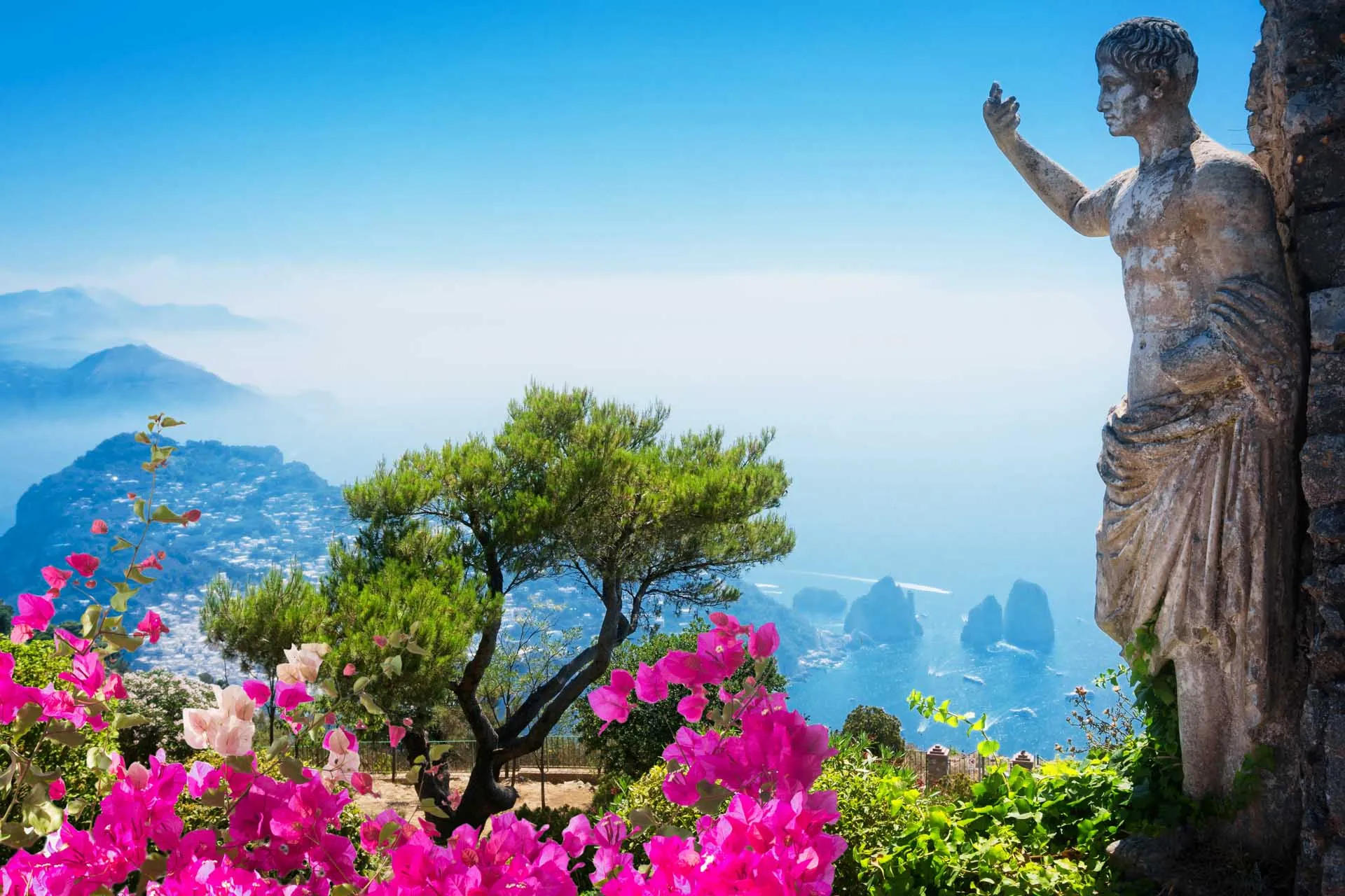 Vista panoramica su Capri e i Faraglioni