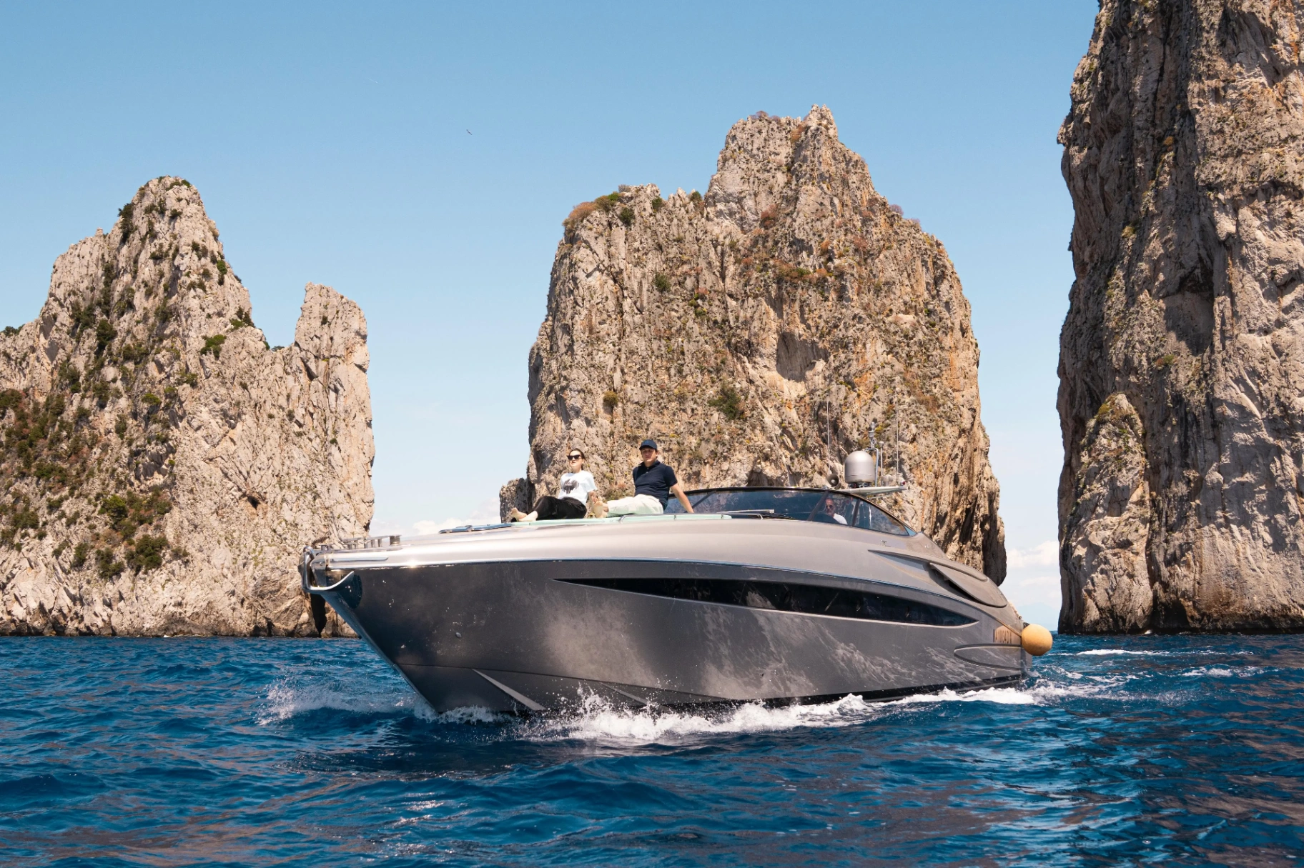 Yacht privato tra i Faraglioni di Capri